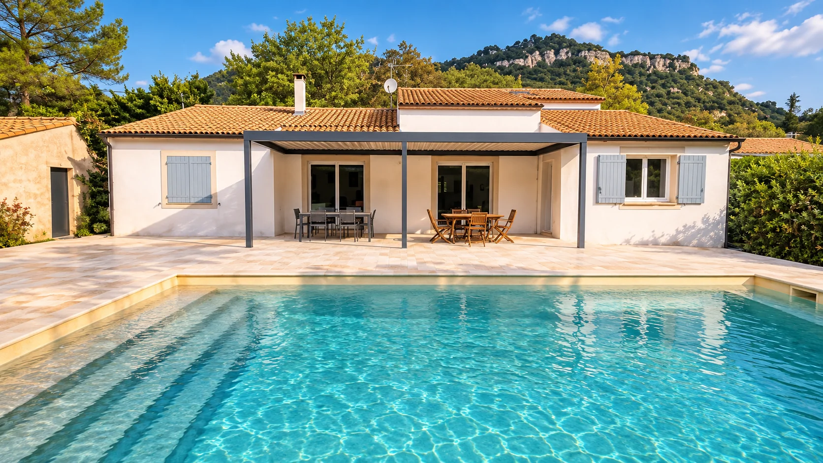Maison rénovée avec terrasse, pergola et piscine – Bati Habitat