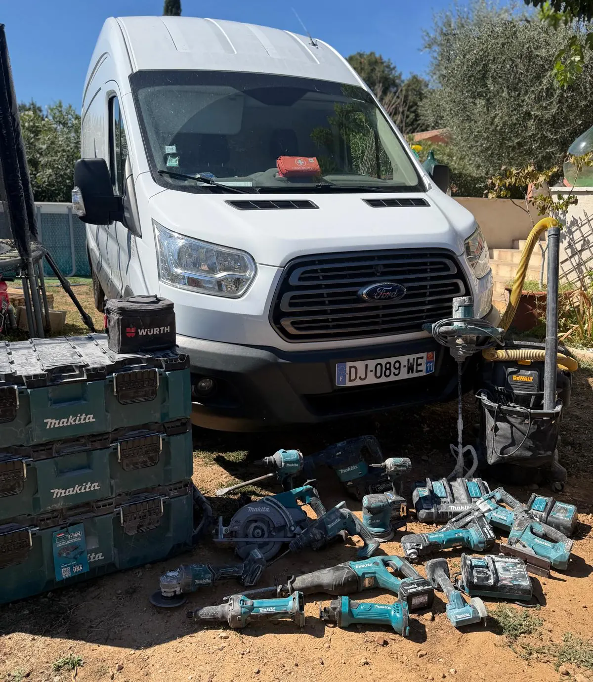 Véhicule et outillage professionnel Makita de Bati Habitat sur un chantier