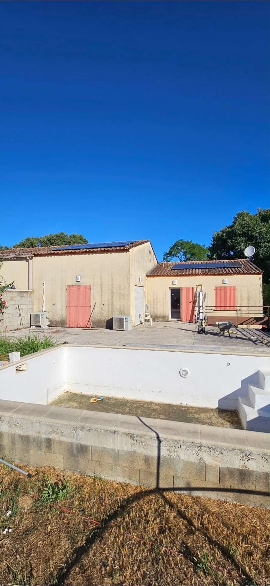 Piscine et terrasse avant rénovation à Sussargues