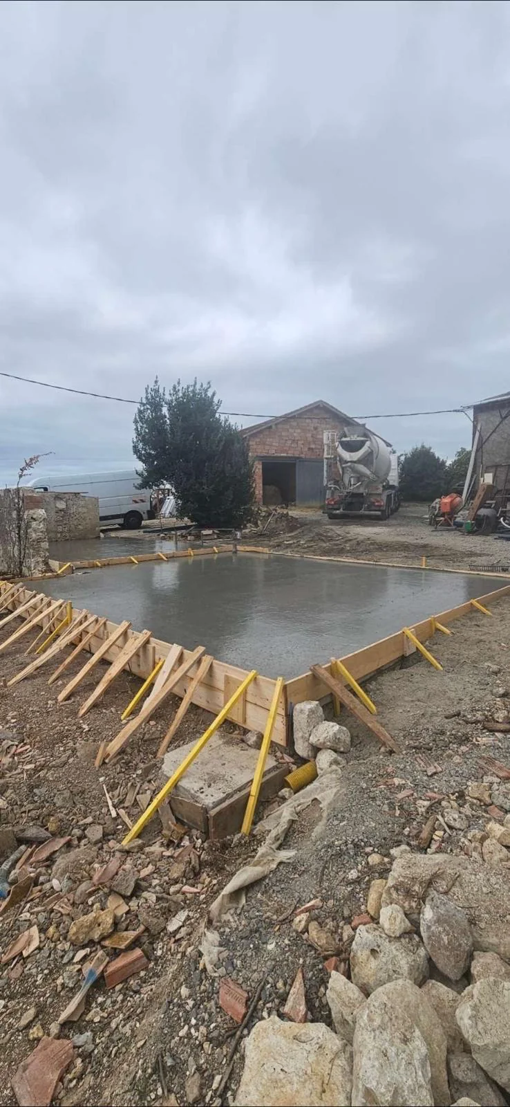 Coulage d'une dalle béton avec coffrage bois à Valence d'Agen