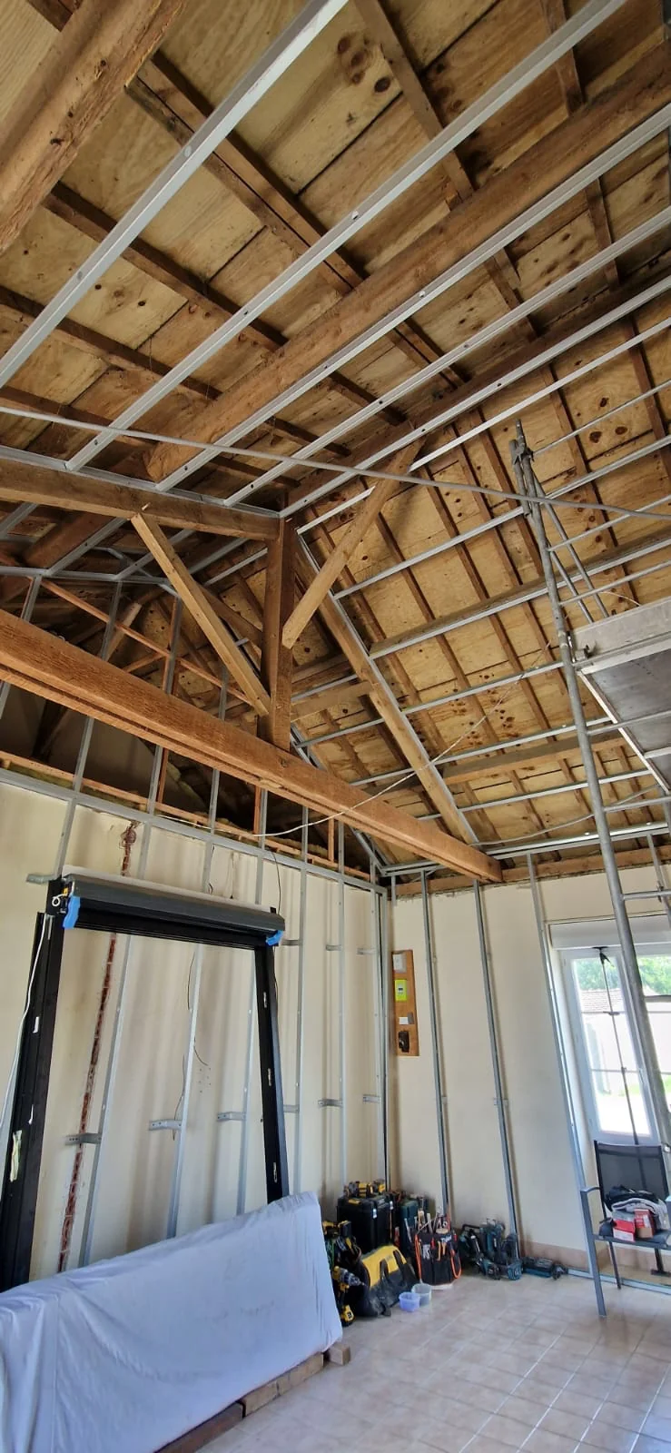 Ossature métallique de faux plafond sous charpente à La Bernerie-en-Retz