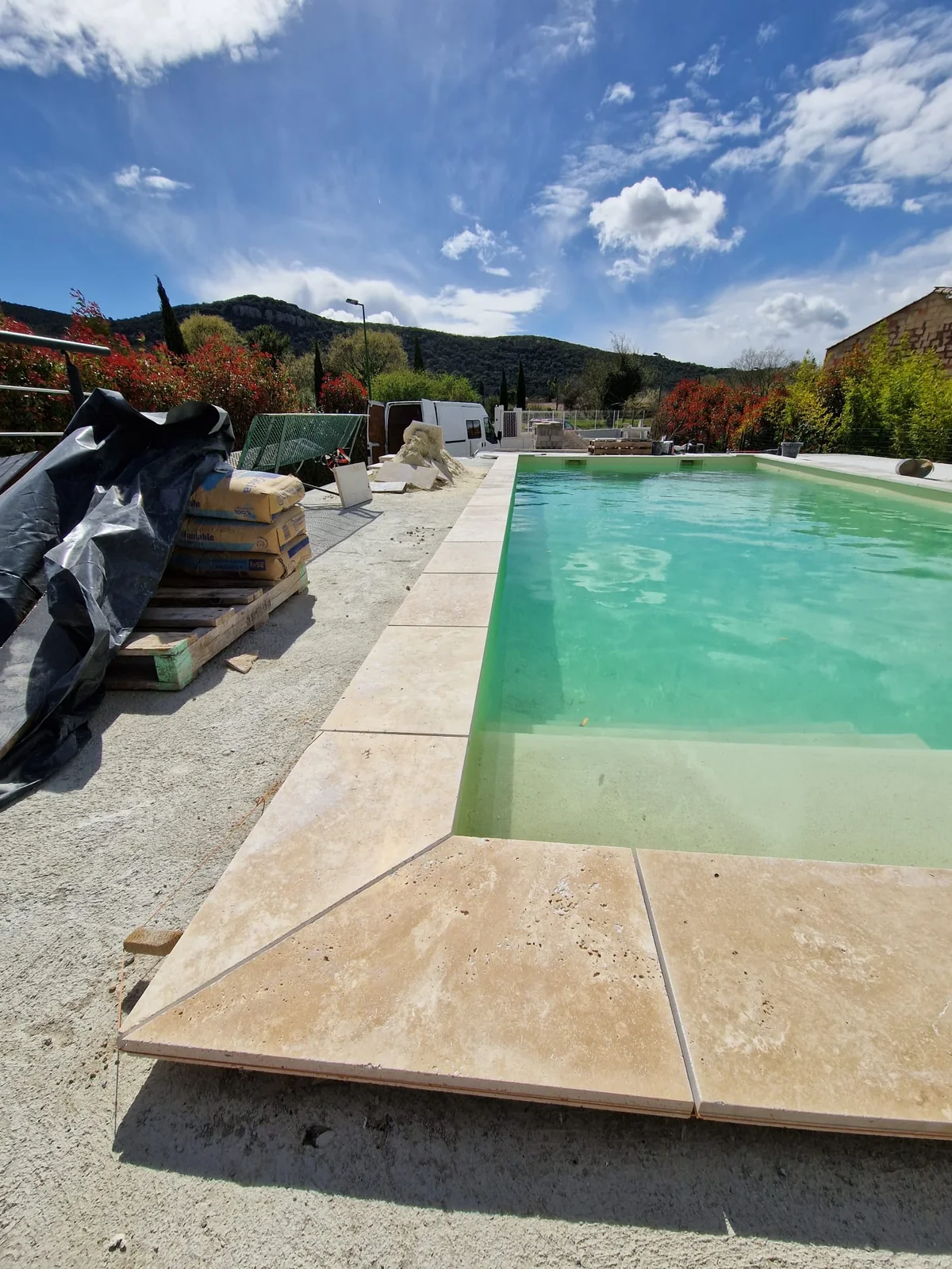 Margelles en pierre naturelle posées autour d'une piscine à Sauve