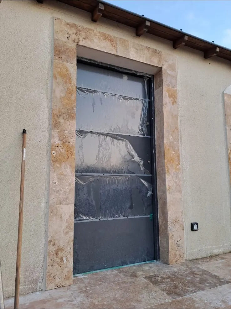 Porte d'entrée posée avec encadrement en pierre à La Bernerie-en-Retz
