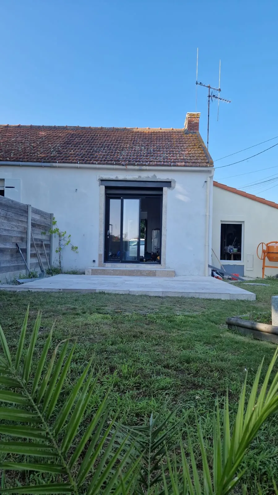 Baie coulissante posée en façade avec seuil en pierre à La Bernerie-en-Retz