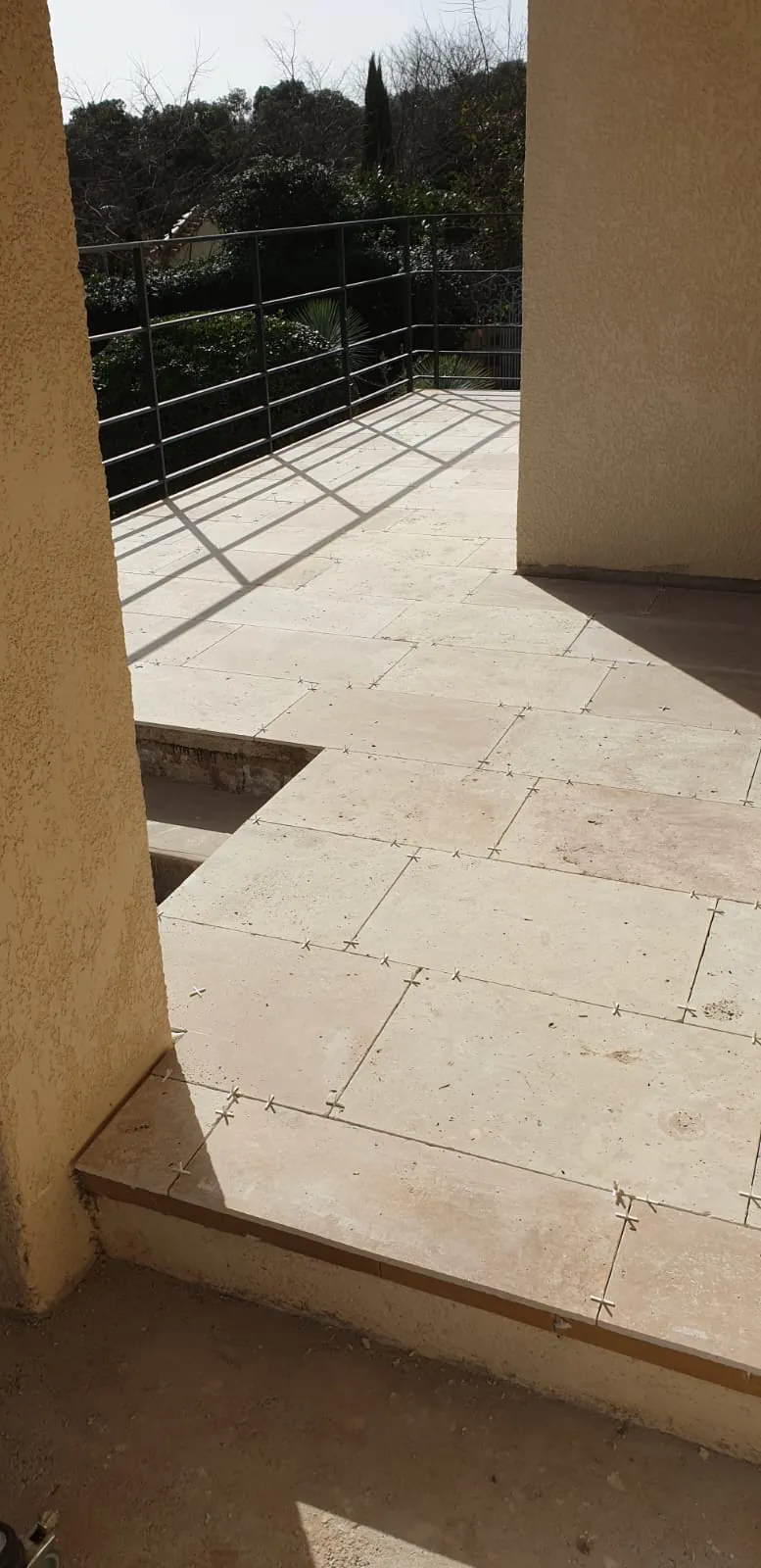Terrasse carrelée sous auvent avec garde-corps à Saint-Gély-du-Fesc