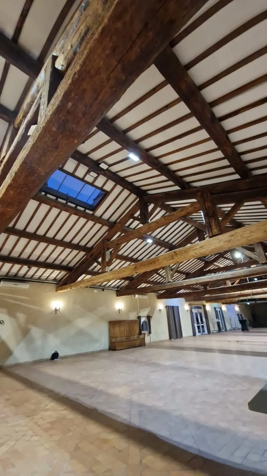 Charpente ancienne et plafond rénovés dans une grande salle à Lattes
